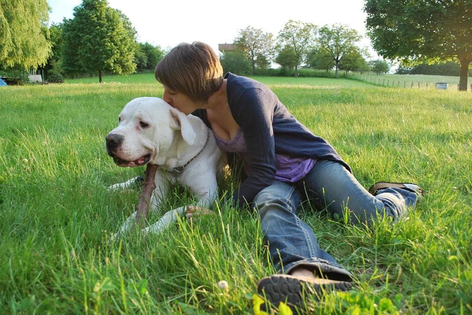 Justine avec son chien dans la nature